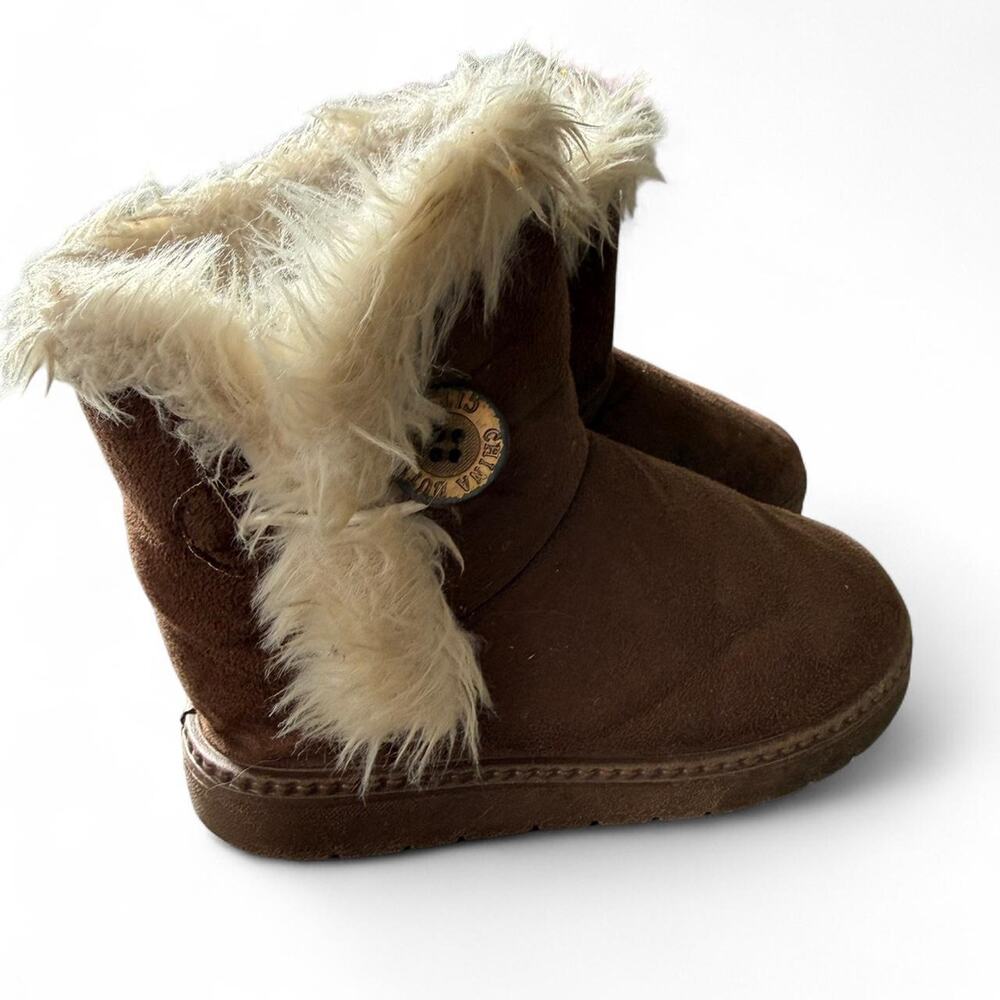 Brown ankle boots with fur